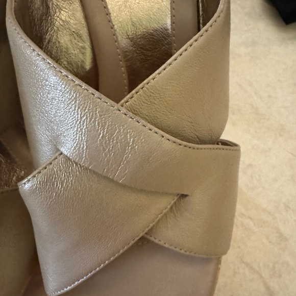 NWOT Beautiful Elegant Glam Summer Fun Women’s Size 11 Gold Wedges by SOFFT - Picture 5 of 15